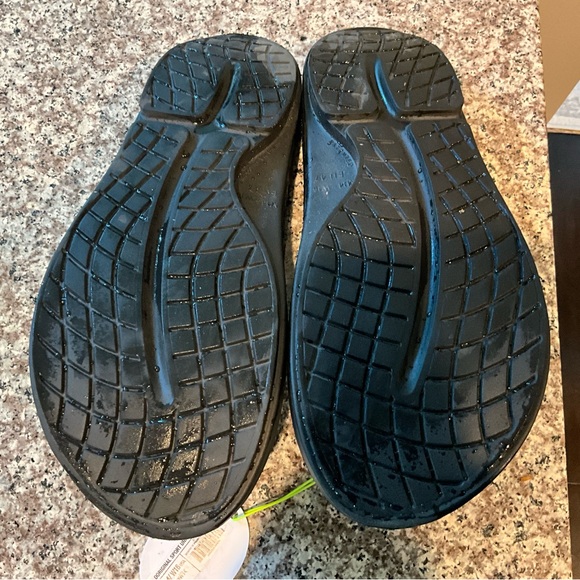 Men’s OOFOS Size 14 Black and Silver Worn once - Picture 2 of 2